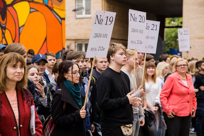 Куда можно поступить с историей