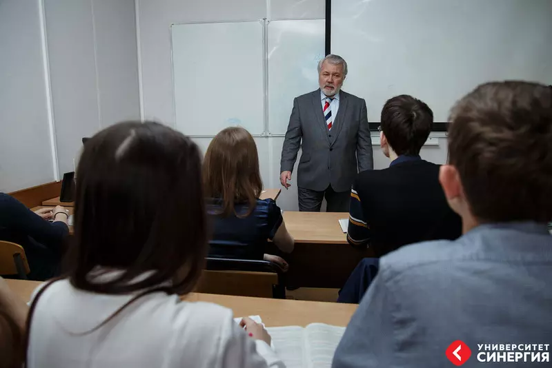 учиться на дипломата