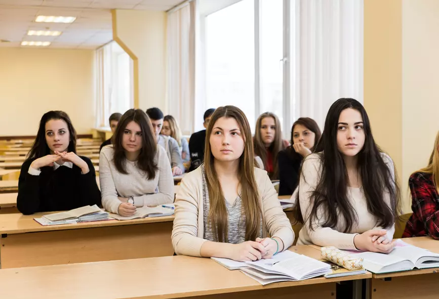 Вечерняя форма обучения относится к очной или заочной?