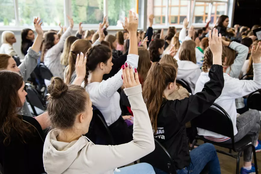 7 популярных специальностей, куда можно поступить с химией и английским