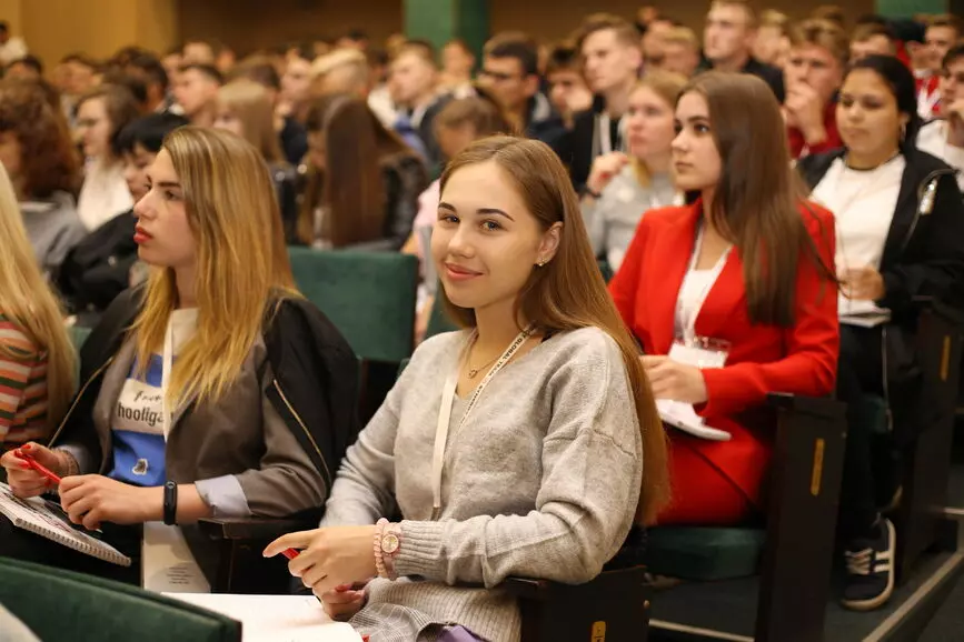 Куда можно поступить после 11 класса девушке